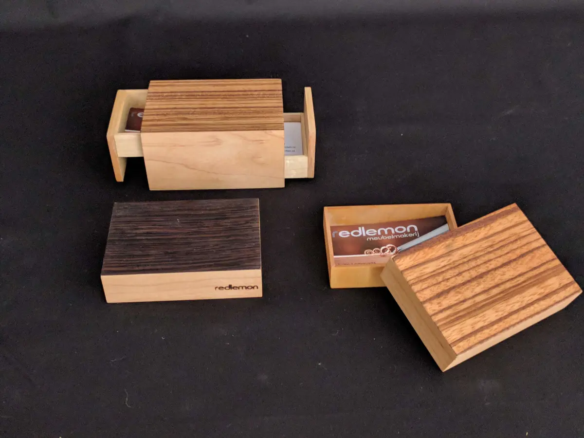 doosjes voor visitekaartjes van verschillende soorten hout