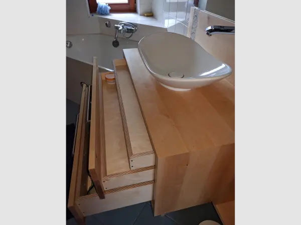 badkamermeubel van berkenhout - detail