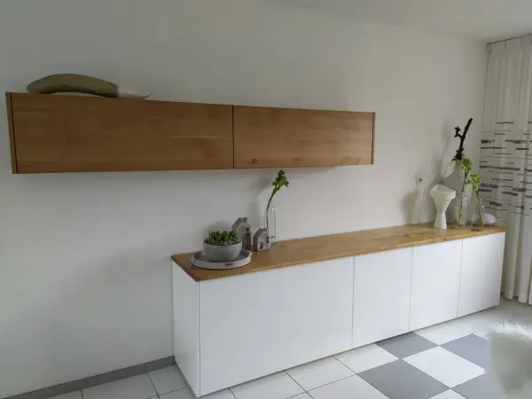 Dressoir van gelakt MDF met eikenhouten blad