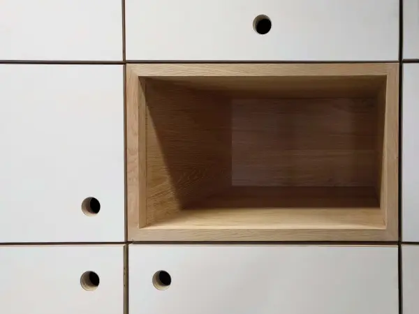 kastenwand van wit meubelplaat en eikenhout - detail